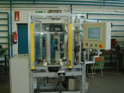 Automatische Anlage zur Montage und Druckeinstellung über SPS-Steuerung
